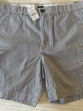 NEW with tags 🏷️ J. Crew Men’s Gray & White Seersucker Stripe Shorts